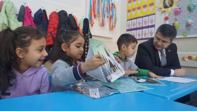 Vali Kırbıyık, İlk Defa Karne Alan Birinci Sınıf Öğrencilerinin Heyecanına Ortak Oldu