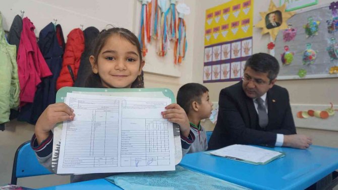 Vali Kırbıyık, İlk Defa Karne Alan Birinci Sınıf Öğrencilerinin Heyecanına Ortak Oldu