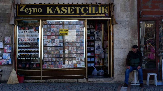 Edirne’nin Tek Kasetçisi Müşterilerini Nostaljik Yolculuğa Çıkarıyor