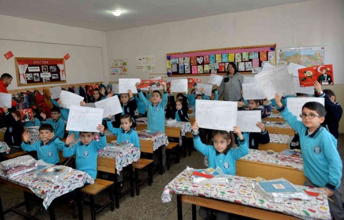 Erzurum’da Karne Sevinci, 167 Bin Öğrenci Karne Aldı