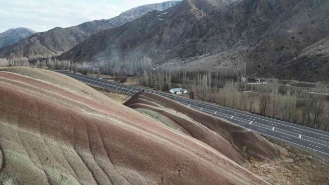 Gökkuşağı Tepeleri Rengârenk Görüntüsüyle Görenleri Büyülüyor