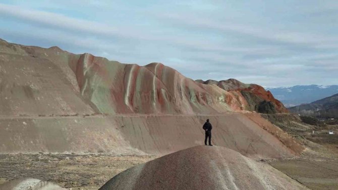 Gökkuşağı Tepeleri Rengârenk Görüntüsüyle Görenleri Büyülüyor