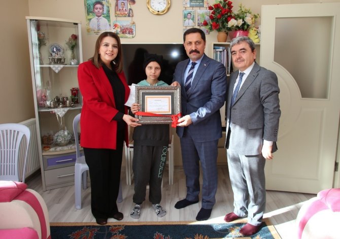 Evde Eğitim Alan Hicran’ın Karnesi Vali Masatlı’dan