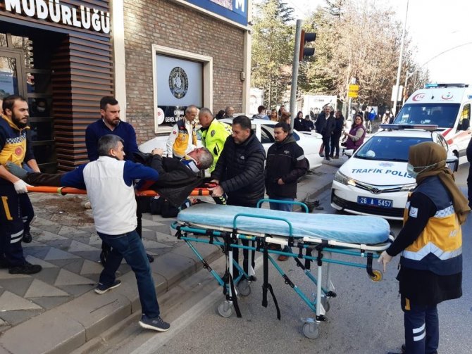 Kırmızı Işıkta Bekleyen Yayaların Arasına Otomobil Daldı, 4 Kişi Yaralandı