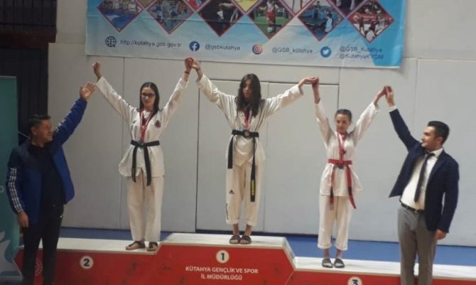 Gazi Emet Anadolu Lisesi’nden İki Öğrenci Tekvando İl Birincisi