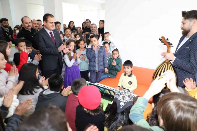 Vali Akbıyık Öğrencilerin Karne Sevincine Ortak Oldu