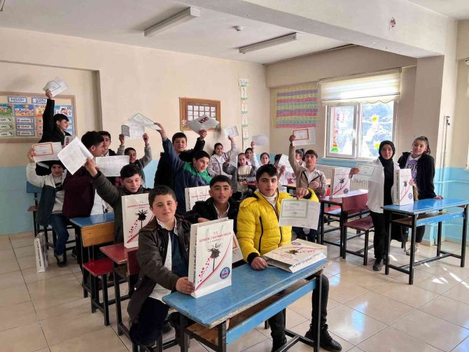 Şemdinli’de Miniklerin Karne Heyecanı