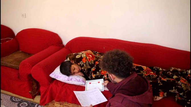 Hasta Öğrencisine Karnesini Evinde Vererek Sürpriz Yaptı