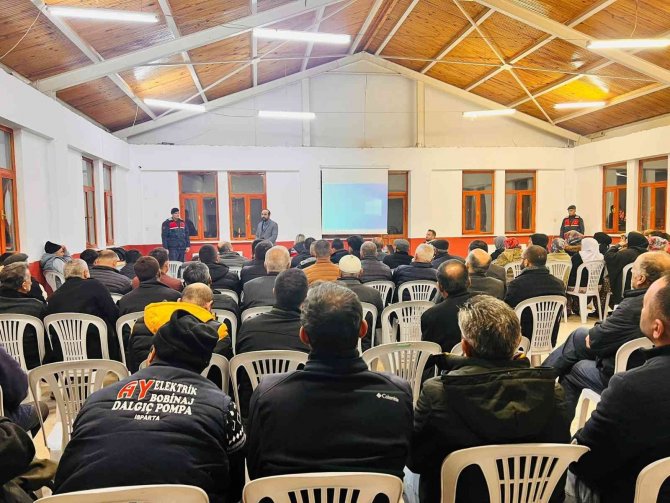 Isparta’da 158 Vatandaş “En İ̇yi Narkotik Polisi Anne Ve Siber Suçlarla Mücadele Eğitimi” Aldı
