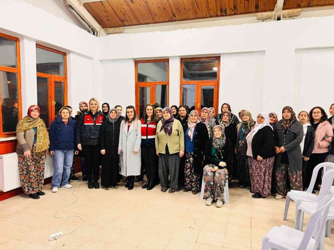 Isparta’da 158 Vatandaş “En İ̇yi Narkotik Polisi Anne Ve Siber Suçlarla Mücadele Eğitimi” Aldı