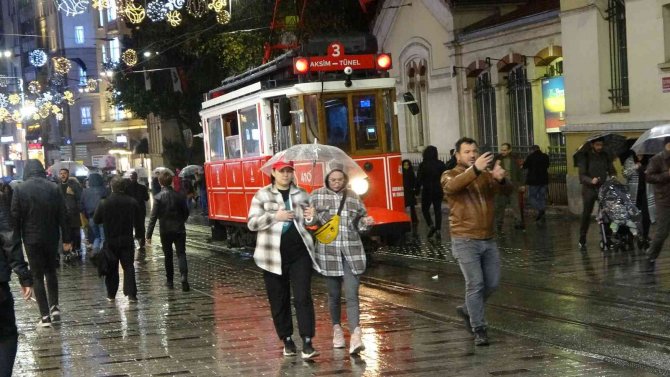 Taksim’e Akşam Saatlerinde Yağmur Sürprizi