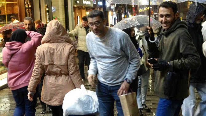 Taksim’e Akşam Saatlerinde Yağmur Sürprizi