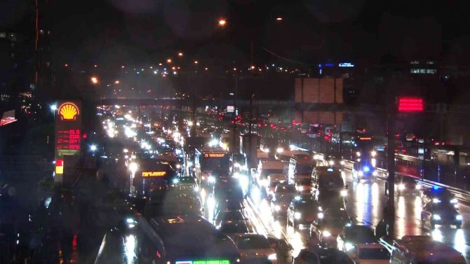 İ̇stanbul’da Yağmur Trafiği: Yoğunluk Yüzde 90’a Ulaştı