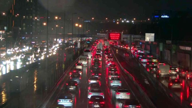 İ̇stanbul’da Yağmur Trafiği: Yoğunluk Yüzde 90’a Ulaştı