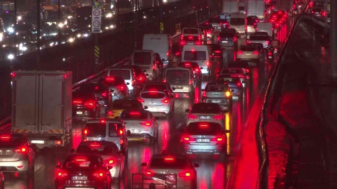 İ̇stanbul’da Yağmur Trafiği: Yoğunluk Yüzde 90’a Ulaştı