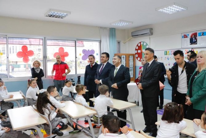 İ̇zmir’de Öğrenciler 1. Yarıyıl Karnelerini Aldı