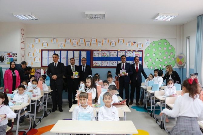 İ̇zmir’de Öğrenciler 1. Yarıyıl Karnelerini Aldı