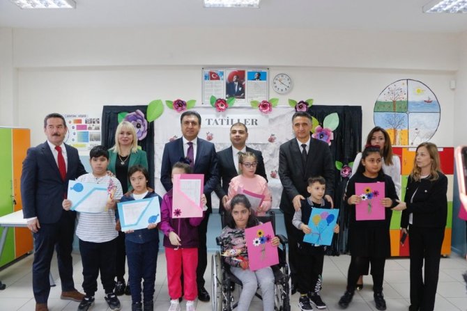 İ̇zmir’de Öğrenciler 1. Yarıyıl Karnelerini Aldı