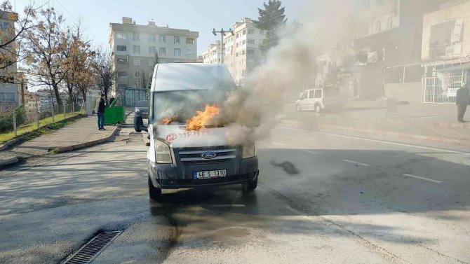 Yanmaya Başlayan İşçi Servis Minibüsü Zamanında Müdahale İle Söndürüldü