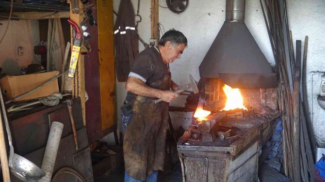 Karamanlı Demirci 52 Yıldır Körüğün Başında Demiri İşliyor