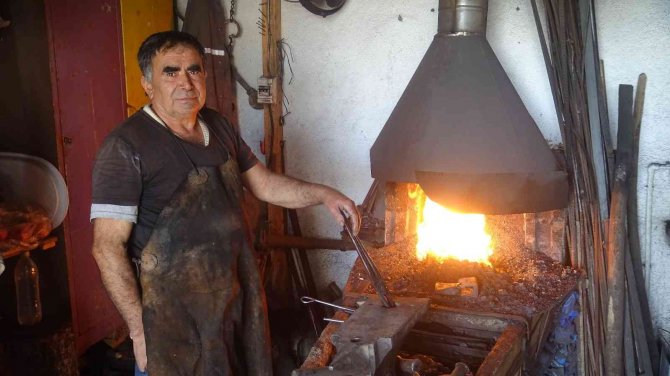 Karamanlı Demirci 52 Yıldır Körüğün Başında Demiri İşliyor