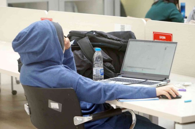 Uzmanından Ebeveynlere Yarı Yıl Tatili Öncesinde ’Dijital Diyet’ Uyarısı