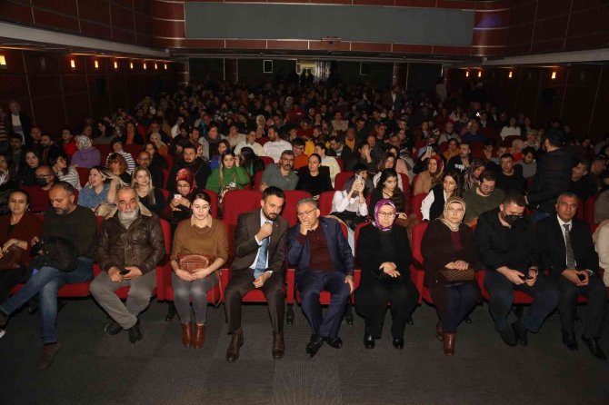 Büyükkılıç; Tiyatro Oyunu İ̇zledi, Sanatseverleri Davet Etti