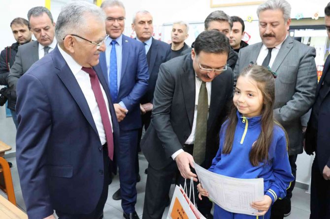 Kayseri’de 333 Bin 905 Öğrenci Karne Heyecanı Yaşadı