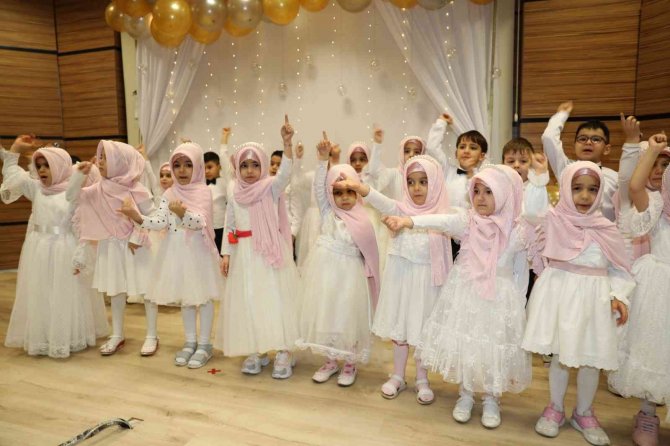 Kur’an Kurslarındaki Minik Öğrencilerin Karne Heyecanı