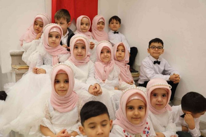 Kur’an Kurslarındaki Minik Öğrencilerin Karne Heyecanı