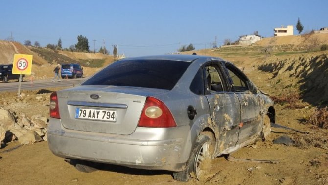 Kontrolden Çıkan Otomobil Moloz Yığınına Çarptı: 2 Yaralı