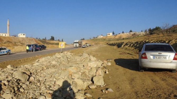 Kontrolden Çıkan Otomobil Moloz Yığınına Çarptı: 2 Yaralı