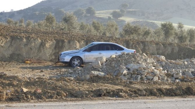 Kontrolden Çıkan Otomobil Moloz Yığınına Çarptı: 2 Yaralı