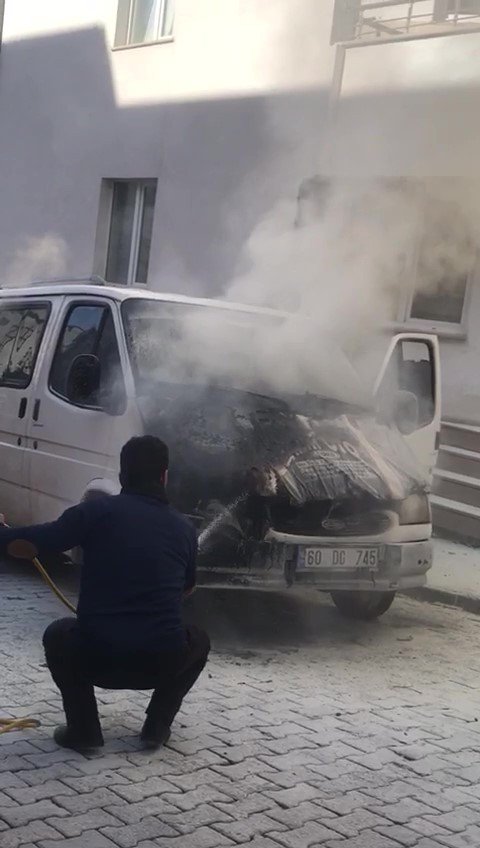 Yanan Minibüsü Yangın Tüpü Ve Hortumla Su Tutup Söndürdü
