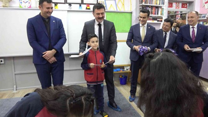 Bu Sınıfa Ayakkabı İle Girilmesi Yasak: Ev Ortamında Eğitim Gören Öğrenciler Karnelerini Validen Aldı