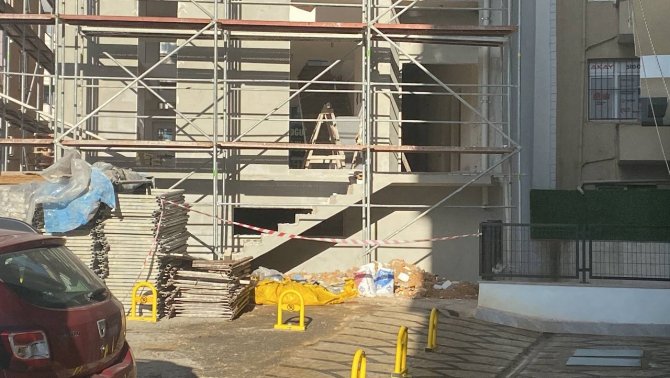 Takım Elbiseli Şahıs, İnşaatın Önünde Ölü Bulundu