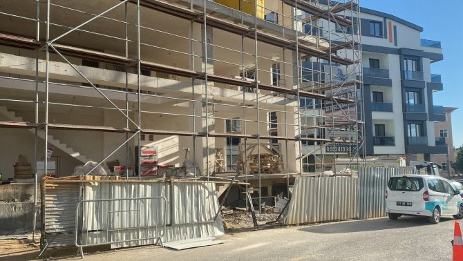 Takım Elbiseli Şahıs, İnşaatın Önünde Ölü Bulundu