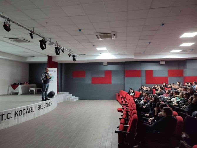Koçarlı’da Öğrencilere Güvenli İnternet Kullanımı Anlatıldı
