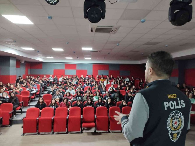 Koçarlı’da Öğrencilere Güvenli İnternet Kullanımı Anlatıldı