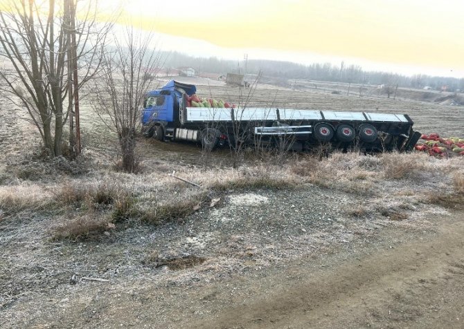 Yoldan Çıkan Tırın Dorsesindeki Soğan Çuvalları Tarlaya Saçıldı: 1 Yaralı