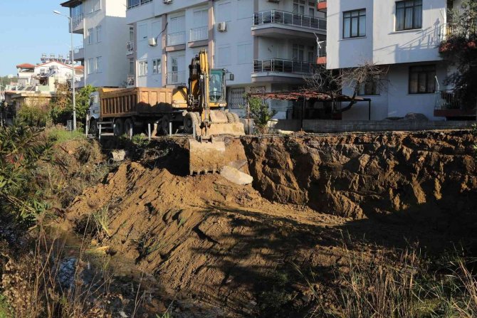 Manavgat Belediyesi Heyelandan Zarar Gören Kanal Kenarını Düzenliyor