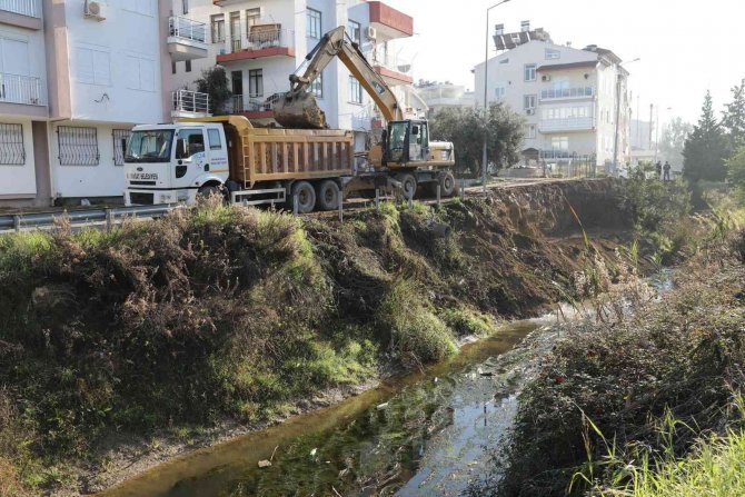 Manavgat Belediyesi Heyelandan Zarar Gören Kanal Kenarını Düzenliyor