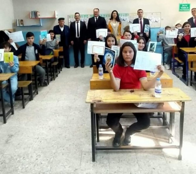 Kaymakam Arıkan Hayırsever Gümüşlü İle Birlikte Karne Dağıttı