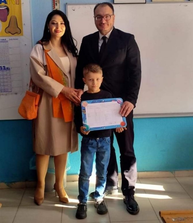 Kaymakam Arıkan Hayırsever Gümüşlü İle Birlikte Karne Dağıttı