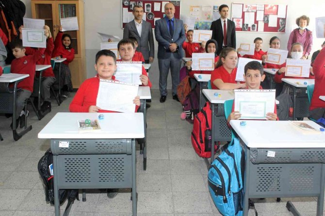 Manyas’ta Öğrencilerin Karne Sevinci