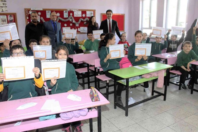Manyas’ta Öğrencilerin Karne Sevinci