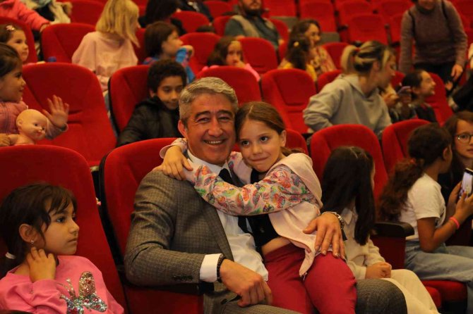Marmaris Belediyesi’nden Öğrencilere Karne Hediyesi