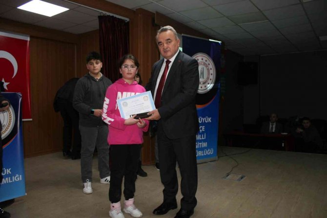 Matematik Yarışmasında Dereceye Giren Öğrenciler Ödüllendirildi