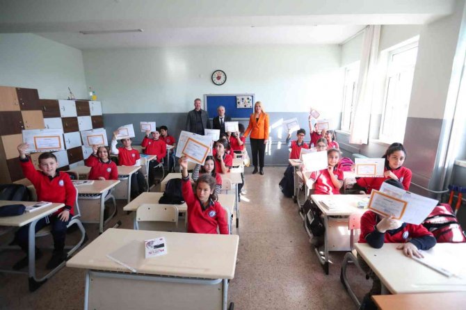 Başkan Doğan Miniklerin Karne Heyecanına Eşlik Etti