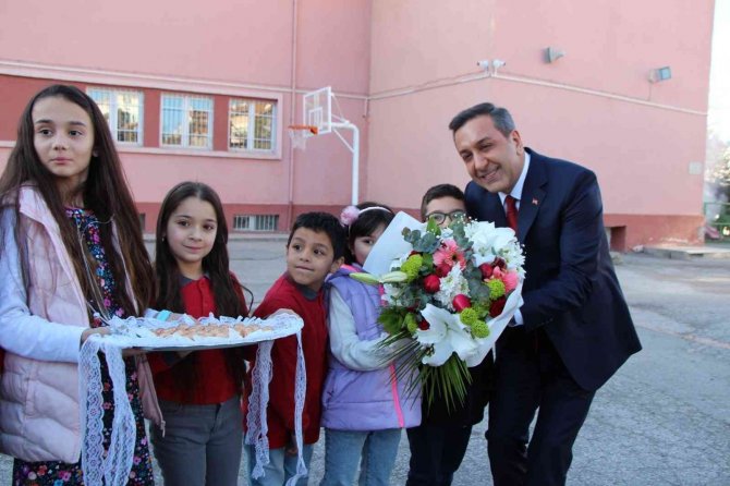 Bakan Yardımcısı Dere, Mezun Olduğu Okuldaki Öğrencilerin Karne Sevincine Ortak Oldu